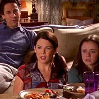 Lorelai, Rory y Max viendo pelis malas en TV